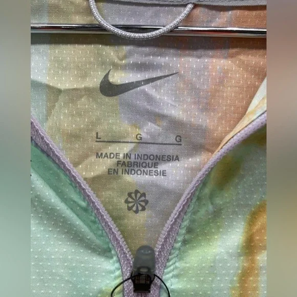 Nike Woman’s Lightweight Packable Running Jacket - Picture 4 of 5